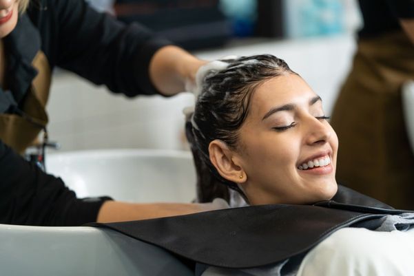 Lavado de pelo a mujer en peluquería